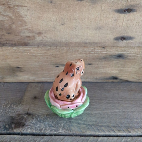 Vintage Handpainted Ceramic Frog on a Lily Pad Salt & Pepper Shakers Japan - Picture 4 of 11